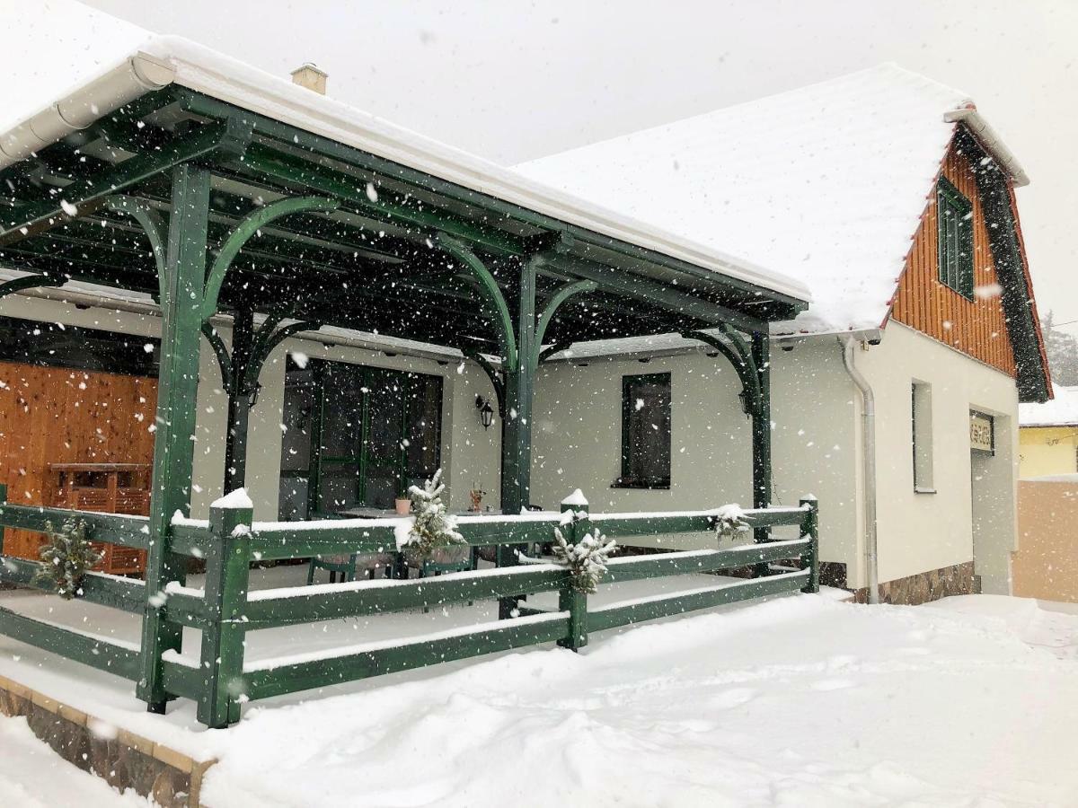 Sasfeszek Vendeghaz Hotel Zirc Luaran gambar