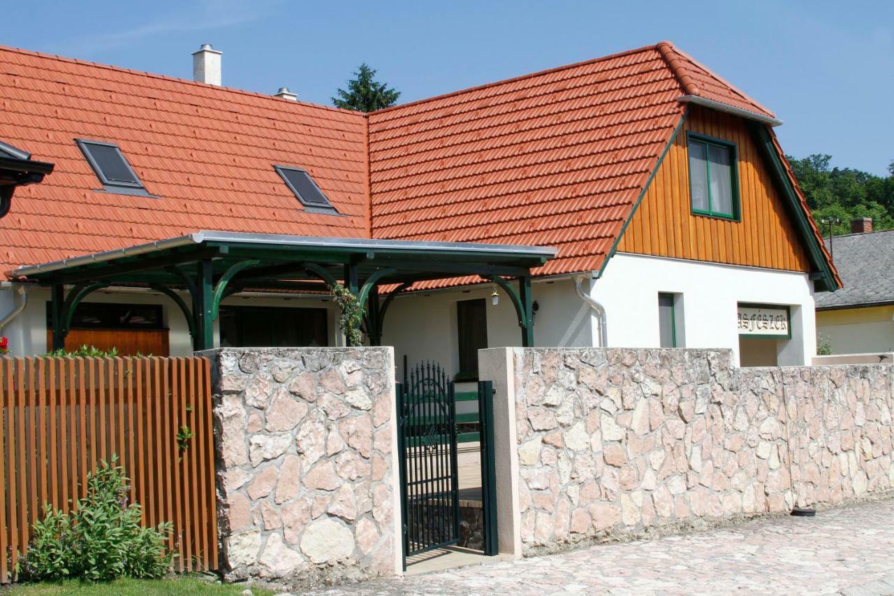 Sasfeszek Vendeghaz Hotel Zirc Luaran gambar
