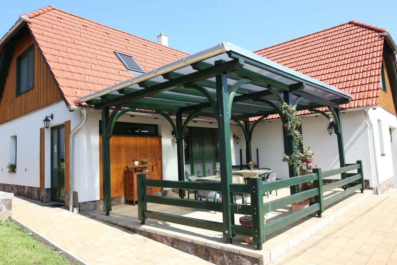 Sasfeszek Vendeghaz Hotel Zirc Luaran gambar